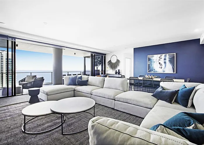 Circle On Cavill Sub Penthouse W/ 4 Bedrooms
